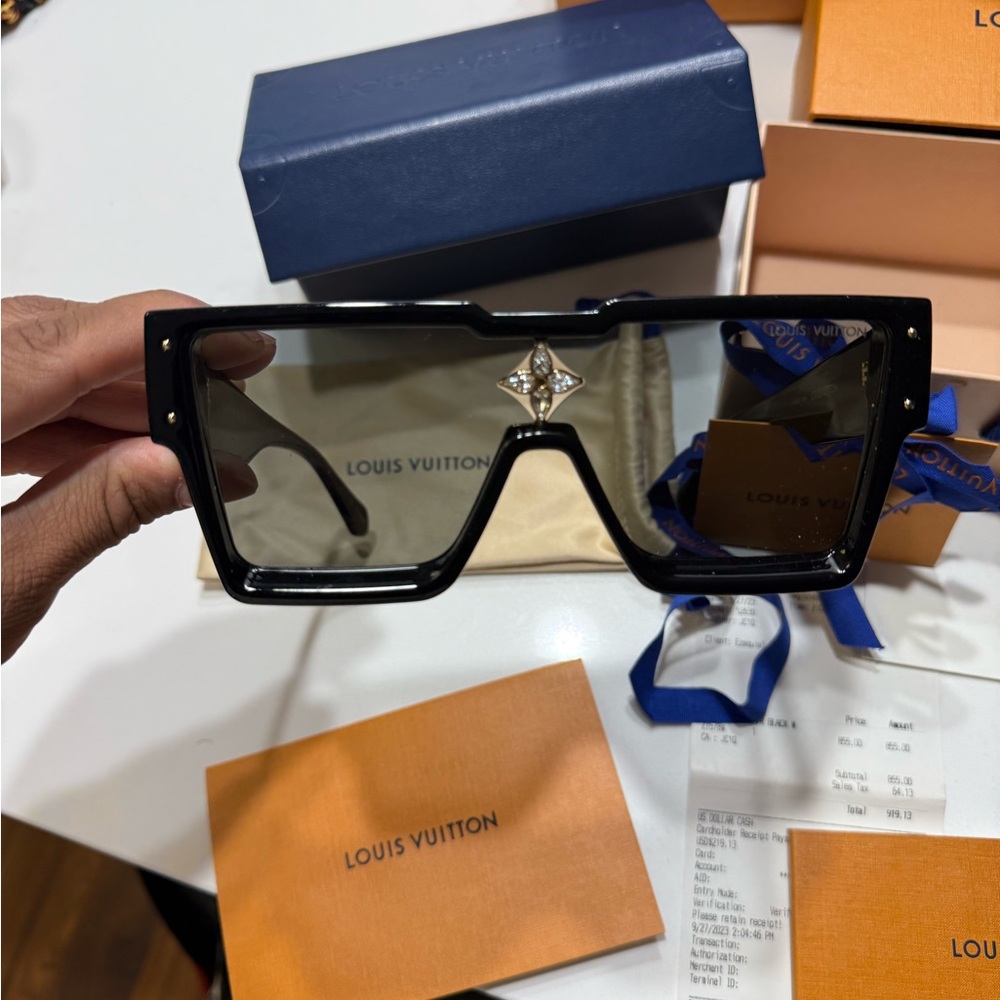 Louis Vuitton Black Sunglasses with Gold Details - Picture 5 of 11